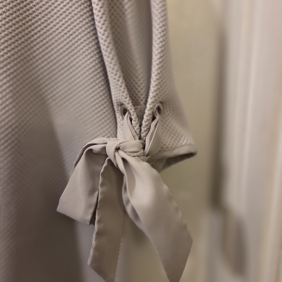 The Limited: Light Gray Textured Blouse with Tie Sleeves. Size XL. - Picture 6 of 9